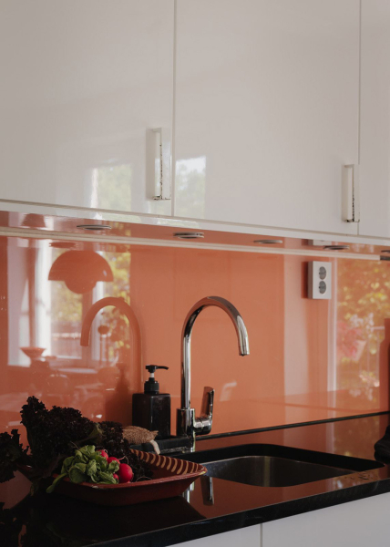 Маленькая шведская квартира с тёмным полом и спальней в нише (35 кв. м) Маленькая шведская квартира с тёмным полом и спальней в нише (35 кв. м)