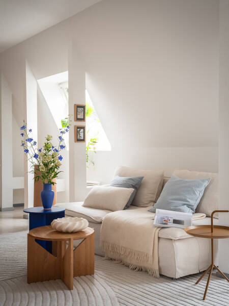 Яркая небольшая квартира-студия на последнем этаже (39 кв. м) Яркая небольшая квартира-студия на последнем этаже (39 кв. м)