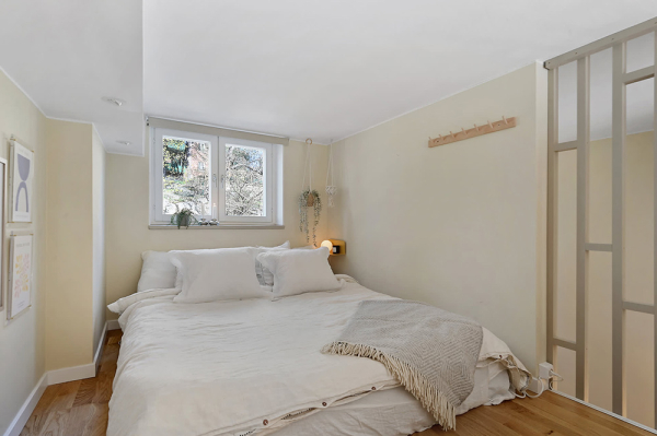 Яркий и тёплый интерьер небольшой квартиры на первом этаже в Стокгольме (34 кв. м) Яркий и тёплый интерьер небольшой квартиры на первом этаже в Стокгольме (34 кв. м)