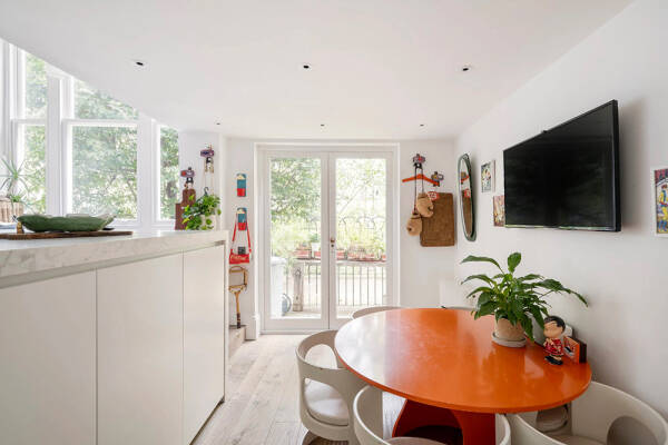 Белая квартира в Лондоне с декором, неподвластном времени