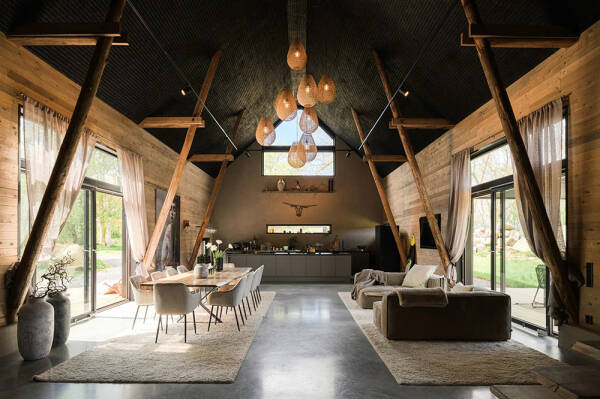 Стильный дом с чёрными элементами в декоре на месте старого амбара Стильный дом с чёрными элементами в декоре на месте старого амбара