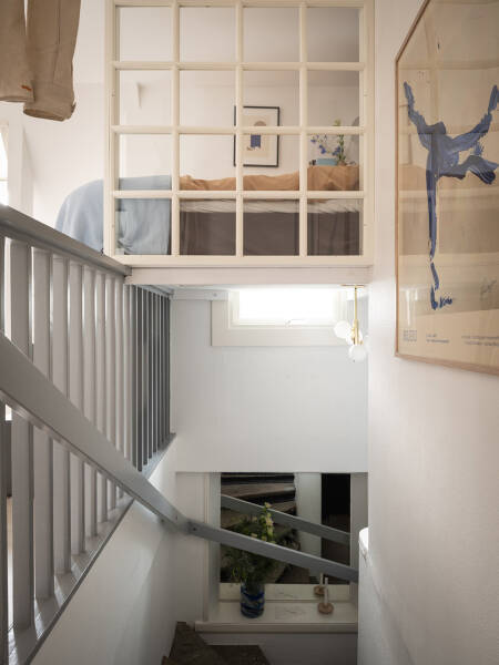 Яркая небольшая квартира-студия на последнем этаже (39 кв. м) Яркая небольшая квартира-студия на последнем этаже (39 кв. м)