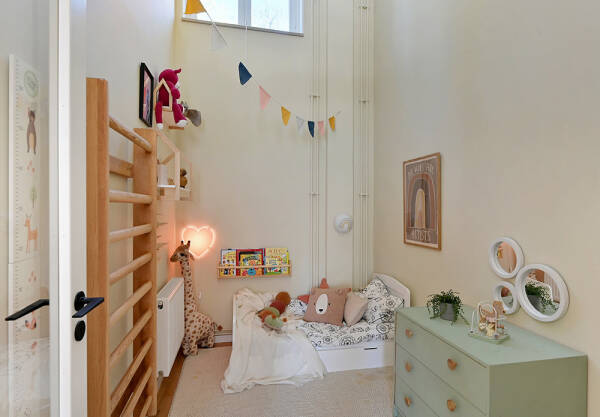 Яркий и тёплый интерьер небольшой квартиры на первом этаже в Стокгольме (34 кв. м) Яркий и тёплый интерьер небольшой квартиры на первом этаже в Стокгольме (34 кв. м)