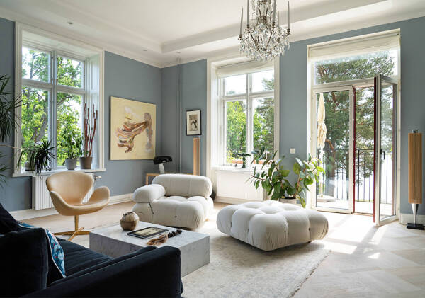 Оттенки синего и современное искусство: просторная квартира в Швеции с видом на озеро Оттенки синего и современное искусство: просторная квартира в Швеции с видом на озеро