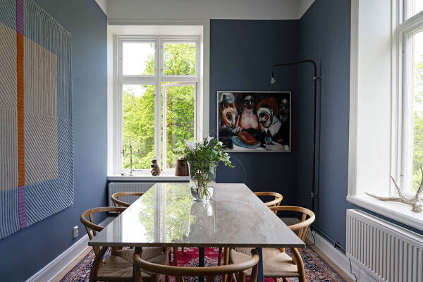 Оттенки синего и современное искусство: просторная квартира в Швеции с видом на озеро Оттенки синего и современное искусство: просторная квартира в Швеции с видом на озеро