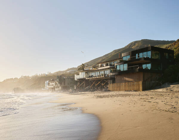 Тёплый современный интерьер на берегу океана в Калифорнии