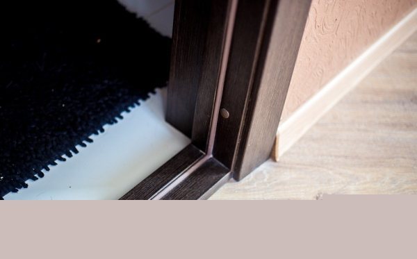 Все варианты отделки входной двери изнутри: от полотна до порогов Все варианты отделки входной двери изнутри: от полотна до порогов