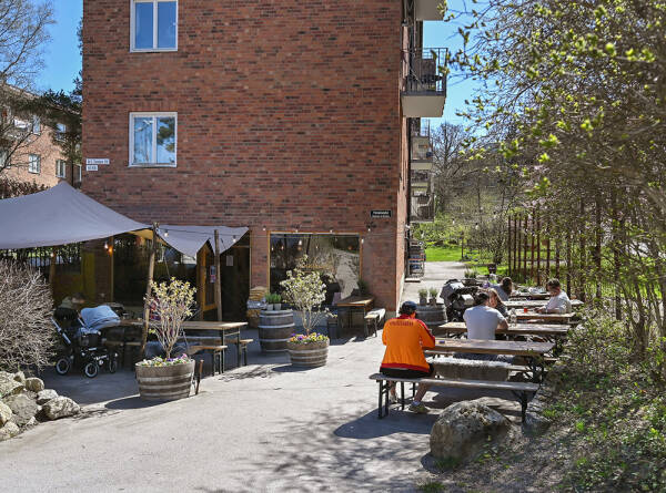 Яркий и тёплый интерьер небольшой квартиры на первом этаже в Стокгольме (34 кв. м) Яркий и тёплый интерьер небольшой квартиры на первом этаже в Стокгольме (34 кв. м)