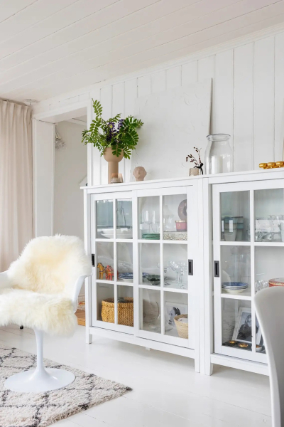 Уютный домик у озера в Швеции с белыми интерьерами Уютный домик у озера в Швеции с белыми интерьерами