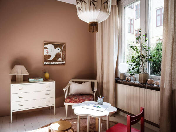 Скандинавская квартира с бежевой гостиной и терракотовой спальней (68 кв. м)