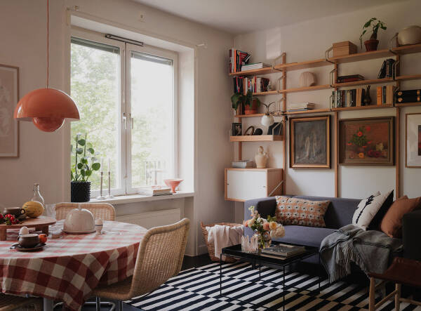 Маленькая шведская квартира с тёмным полом и спальней в нише (35 кв. м) Маленькая шведская квартира с тёмным полом и спальней в нише (35 кв. м)