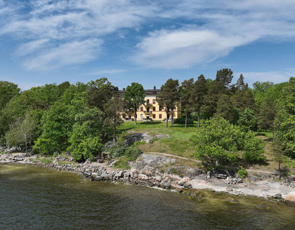 Оттенки синего и современное искусство: просторная квартира в Швеции с видом на озеро Оттенки синего и современное искусство: просторная квартира в Швеции с видом на озеро