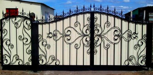 Установка ворот из профнастила с элементами ковки