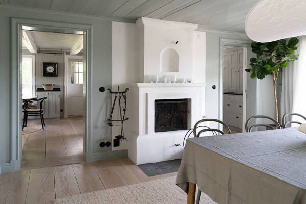 Красивая желтая вилла в Швеции с террасами и бассейном