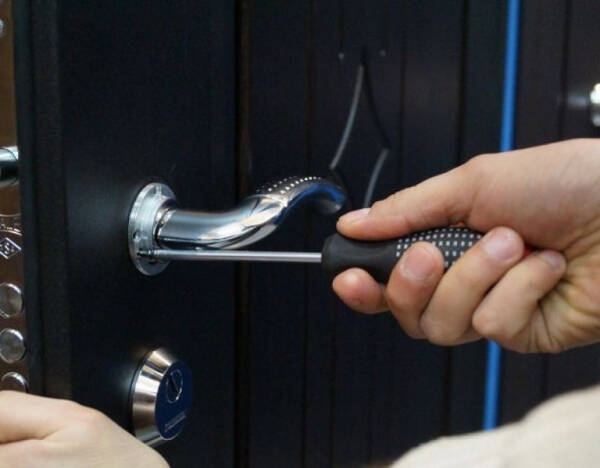 Как можно поменять ручку на входной двери: практическое руководство Как можно поменять ручку на входной двери: практическое руководство