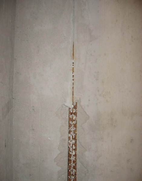 Нужно ли вытаскивать маяки после штукатурки стен? Нужно ли вытаскивать маяки после штукатурки стен?