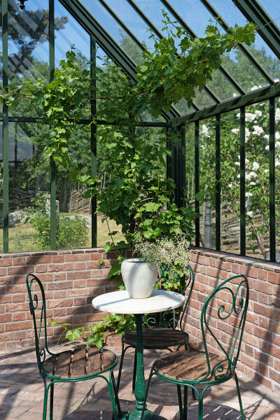 Красивая желтая вилла в Швеции с террасами и бассейном