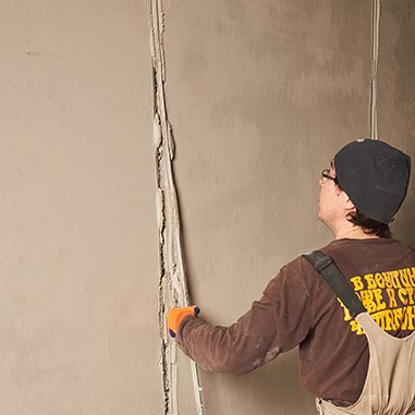 Нужно ли вытаскивать маяки после штукатурки стен? Нужно ли вытаскивать маяки после штукатурки стен?