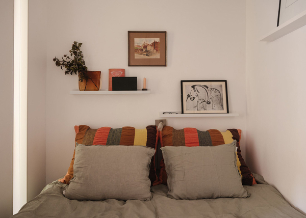 Маленькая шведская квартира с тёмным полом и спальней в нише (35 кв. м) Маленькая шведская квартира с тёмным полом и спальней в нише (35 кв. м)