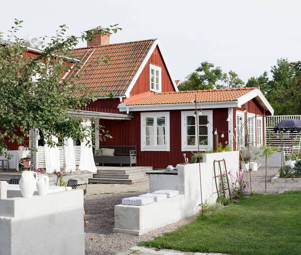 Красный коттедж с белоснежными окнами: прекрасная дача в Швеции Красный коттедж с белоснежными окнами: прекрасная дача в Швеции