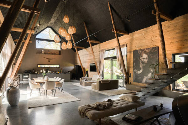 Стильный дом с чёрными элементами в декоре на месте старого амбара Стильный дом с чёрными элементами в декоре на месте старого амбара