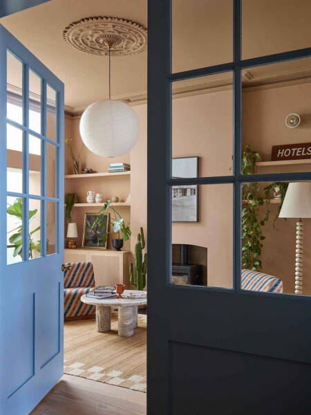 Приятные вставки цвета и современного декора в дизайне классического таунхауса в Лондоне Приятные вставки цвета и современного декора в дизайне классического таунхауса в Лондоне