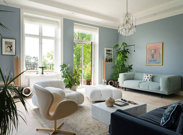 Оттенки синего и современное искусство: просторная квартира в Швеции с видом на озеро Оттенки синего и современное искусство: просторная квартира в Швеции с видом на озеро