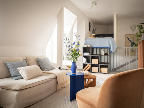 Яркая небольшая квартира-студия на последнем этаже (39 кв. м) Яркая небольшая квартира-студия на последнем этаже (39 кв. м)