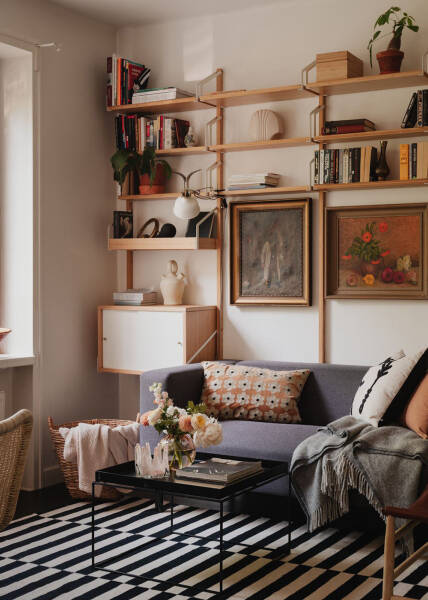 Маленькая шведская квартира с тёмным полом и спальней в нише (35 кв. м) Маленькая шведская квартира с тёмным полом и спальней в нише (35 кв. м)