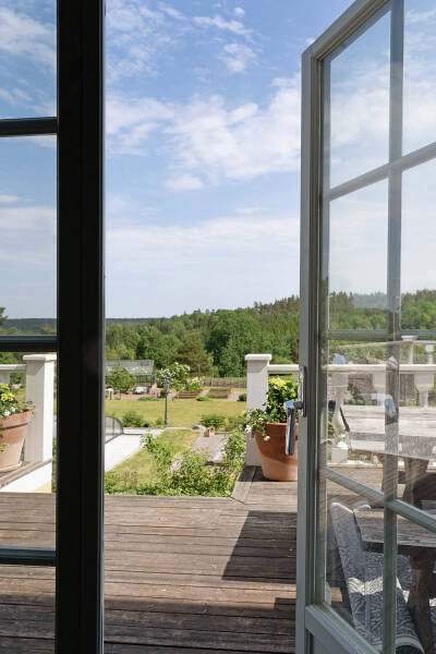 Красивая желтая вилла в Швеции с террасами и бассейном