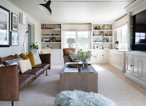 Красивая желтая вилла в Швеции с террасами и бассейном