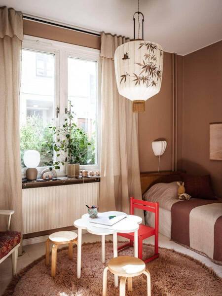 Скандинавская квартира с бежевой гостиной и терракотовой спальней (68 кв. м)