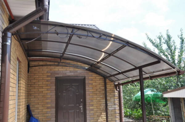 Навес над крыльцом входной двери Навес над крыльцом входной двери