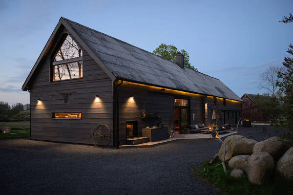 Стильный дом с чёрными элементами в декоре на месте старого амбара Стильный дом с чёрными элементами в декоре на месте старого амбара