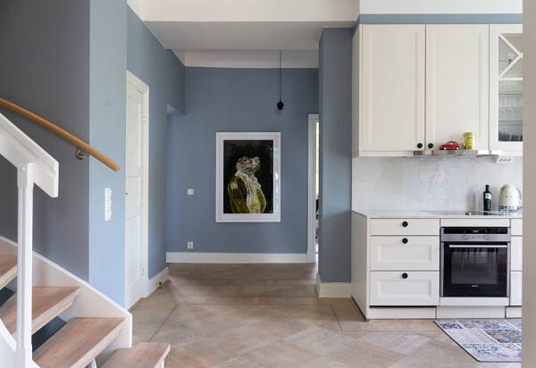 Оттенки синего и современное искусство: просторная квартира в Швеции с видом на озеро Оттенки синего и современное искусство: просторная квартира в Швеции с видом на озеро