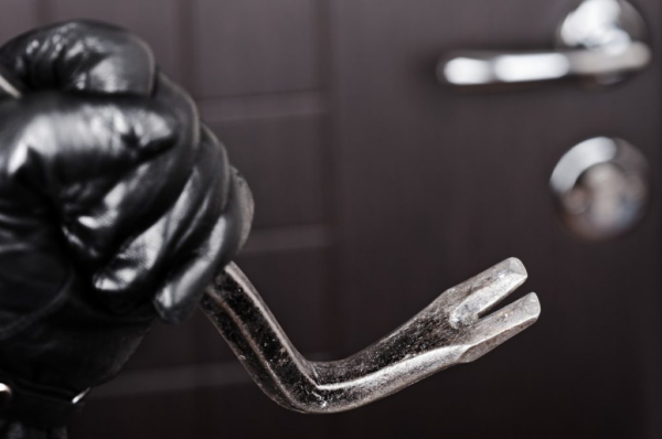 Каким требованиям должны отвечать уличные двери, предназначенные для загородного дома Каким требованиям должны отвечать уличные двери, предназначенные для загородного дома