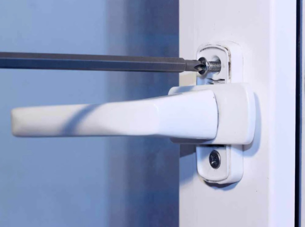 Как можно поменять ручку на входной двери: практическое руководство Как можно поменять ручку на входной двери: практическое руководство