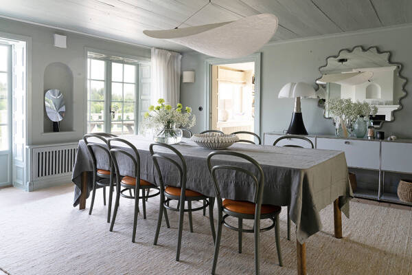 Красивая желтая вилла в Швеции с террасами и бассейном