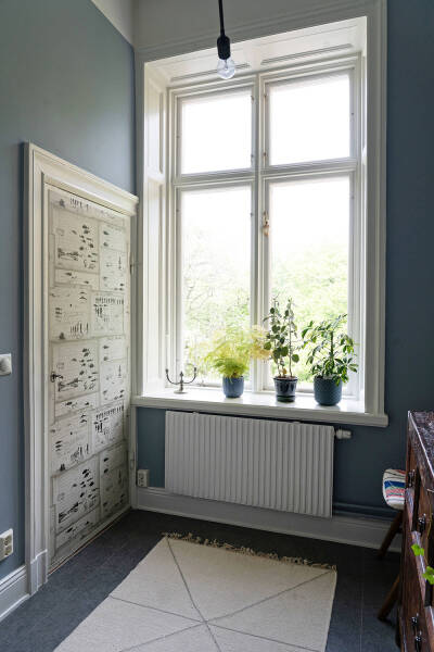 Оттенки синего и современное искусство: просторная квартира в Швеции с видом на озеро Оттенки синего и современное искусство: просторная квартира в Швеции с видом на озеро