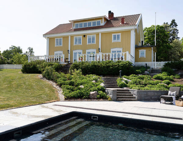 Красивая желтая вилла в Швеции с террасами и бассейном