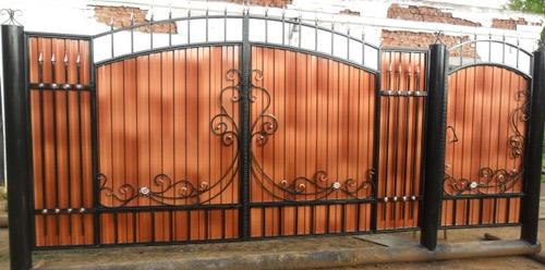 Установка ворот из профнастила с элементами ковки