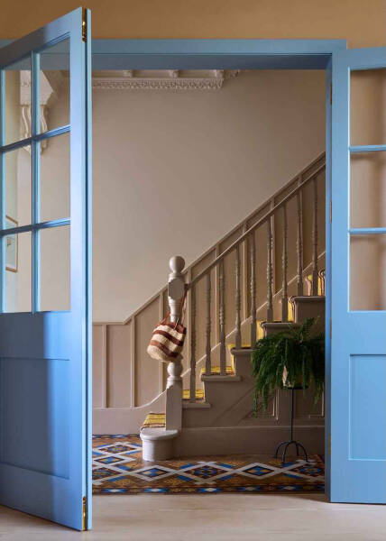 Приятные вставки цвета и современного декора в дизайне классического таунхауса в Лондоне Приятные вставки цвета и современного декора в дизайне классического таунхауса в Лондоне