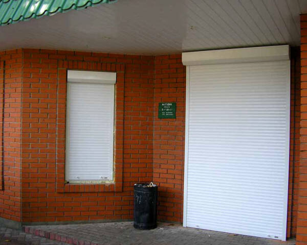 Использование наружных и внутренних рольставней на дверях Использование наружных и внутренних рольставней на дверях