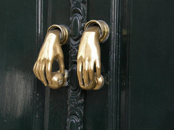 Дверные ручки: как выбрать, установить на межкомнатные и входные двери Дверные ручки: как выбрать, установить на межкомнатные и входные двери