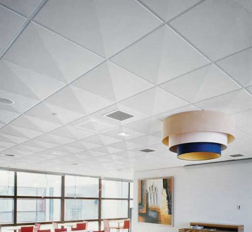 Подвесные потолки Армстронг: устройство и варианты применения в жилых помещениях Подвесные потолки Армстронг: устройство и варианты применения в жилых помещениях