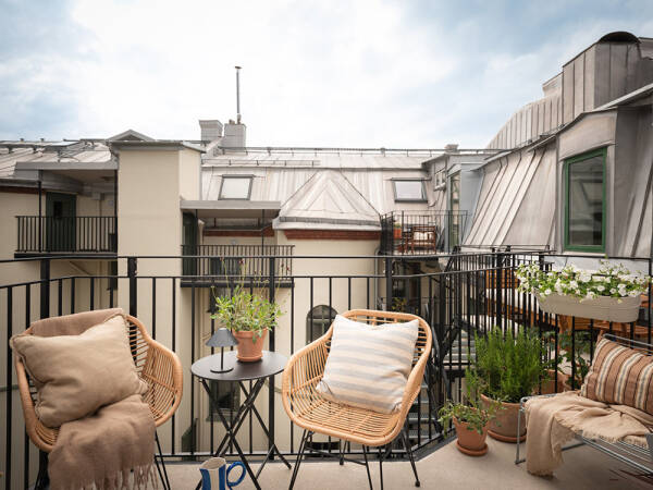 Яркая небольшая квартира-студия на последнем этаже (39 кв. м) Яркая небольшая квартира-студия на последнем этаже (39 кв. м)