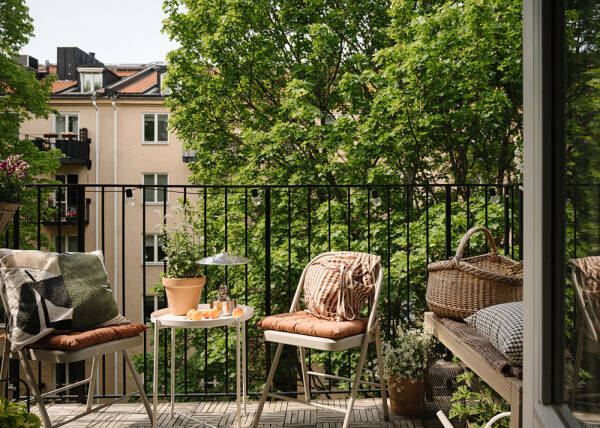 Маленькая шведская квартира с тёмным полом и спальней в нише (35 кв. м) Маленькая шведская квартира с тёмным полом и спальней в нише (35 кв. м)