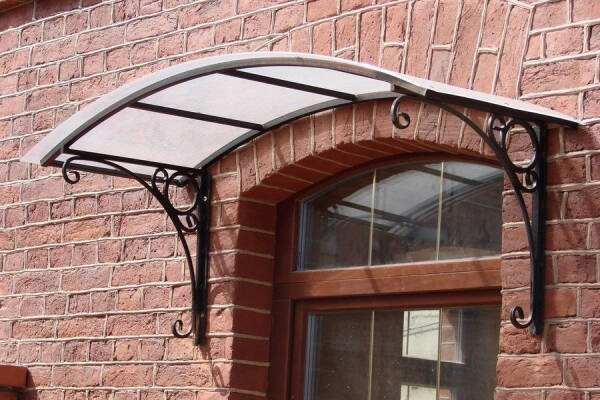 Навес над крыльцом входной двери Навес над крыльцом входной двери