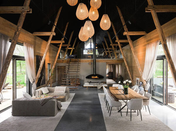 Стильный дом с чёрными элементами в декоре на месте старого амбара Стильный дом с чёрными элементами в декоре на месте старого амбара