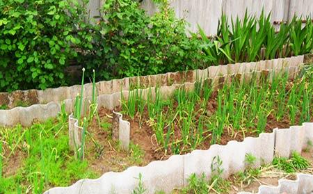 Как сделать декоративный заборчик для садовых клумб Как сделать декоративный заборчик для садовых клумб